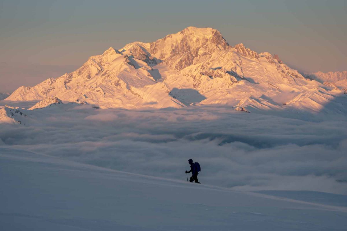 photo de ski de randonnée devant le mont blanc