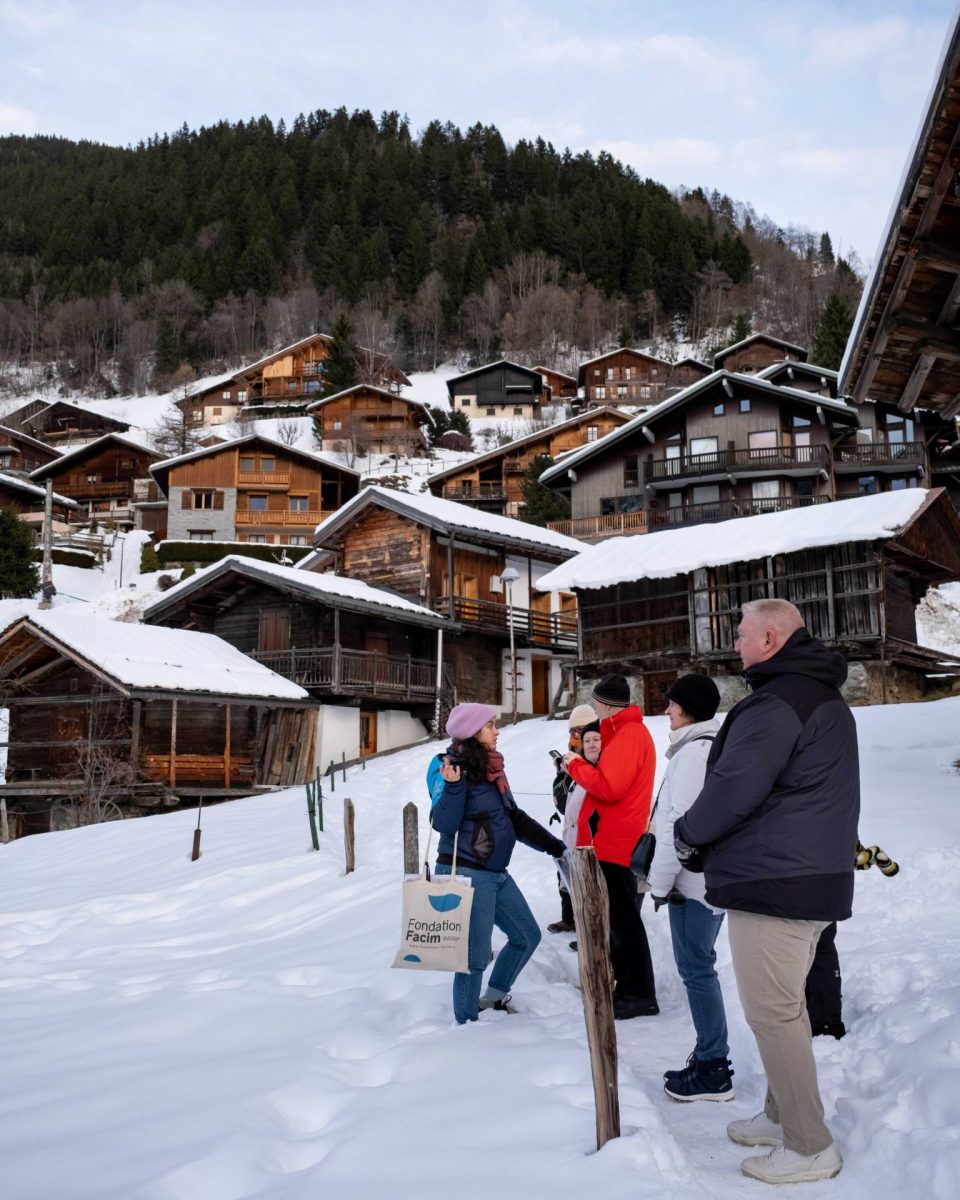 Village enneigé, avec un grenier Savoyard en arrière-plan