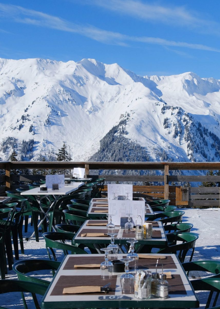 Terrasse du Panoramique, avec vue sur les montagnes