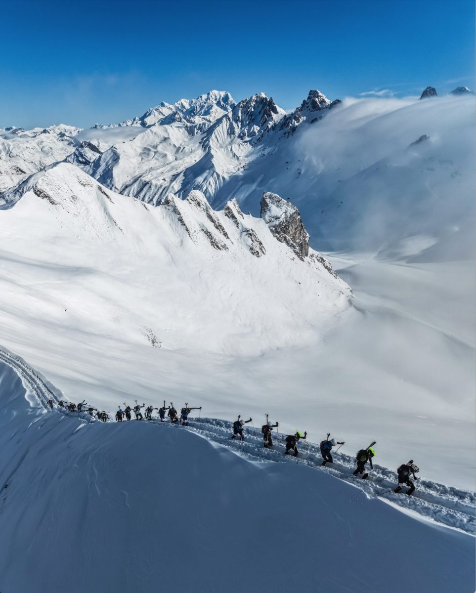 Passage des coureurs sur une arête durant la Pierra Menta