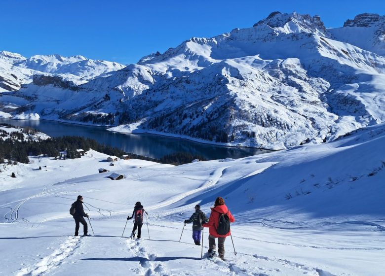 Randonnée raquettes à la journée au Lac de Roselend