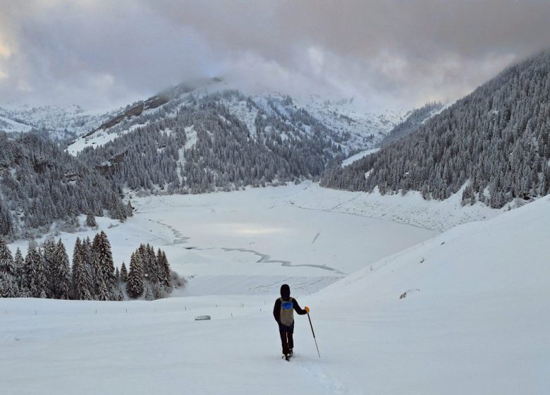 Randonnée raquette à la journée au lac de Saint Guérin