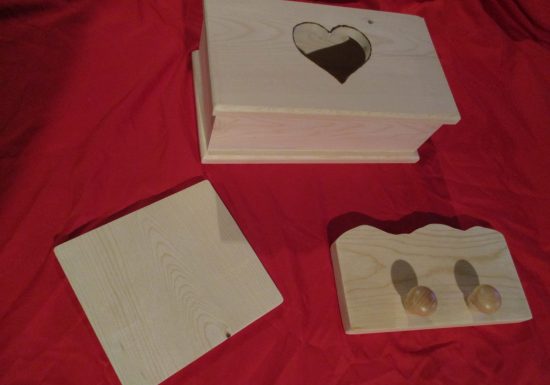 Viens décorer des objets en bois