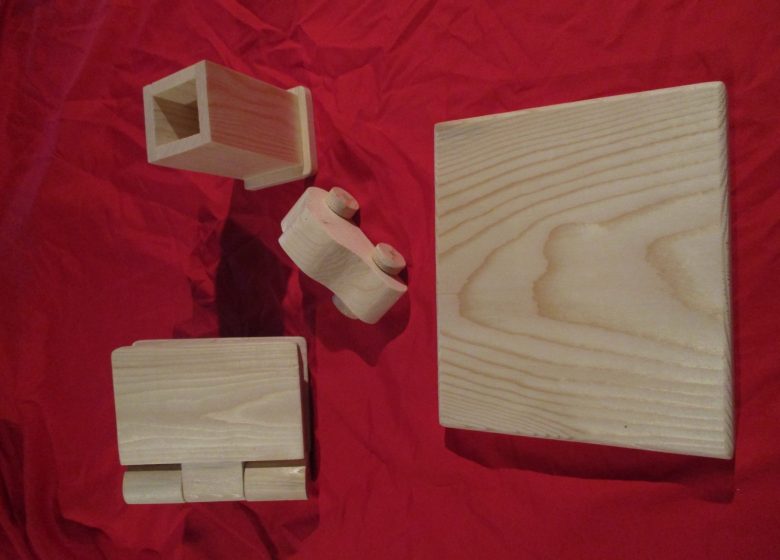 Viens décorer des objets en bois
